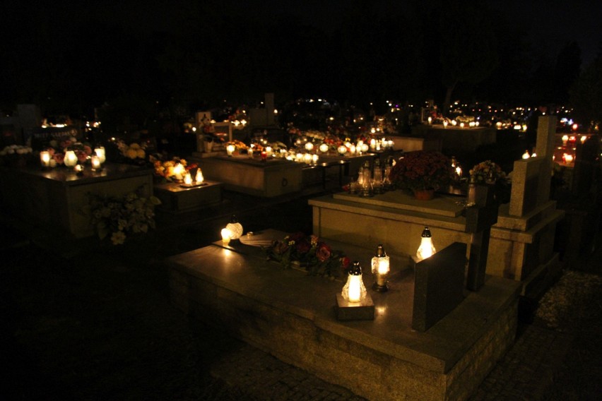 Na cmentarzach w Tarnobrzegu tłumy, bo od jutra do poniedziałku będą zamknięte (ZDJĘCIA)