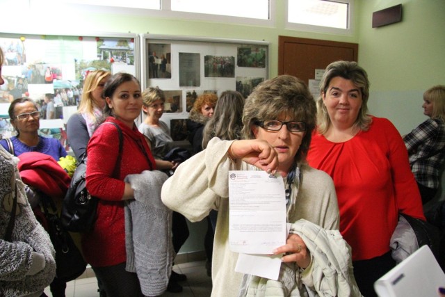 W Powiatowym Urzędzie Pracy w Kielcach czekało wczoraj około czterdziestu niezadowolonych pań.  Dorota Fitz z Bielin pokazuje wezwanie do pracy w Mójczy i wyjaśnia, ze nie ma jak tam dojechać.