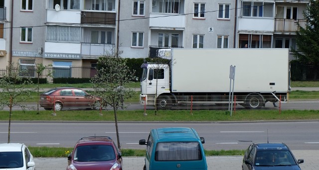 Opel obrócił się o 180 stopni przed ciężarówką na Żeromskiego w Białymstoku