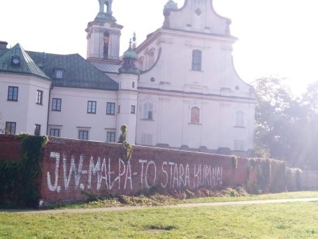 Kraków. Wulgarne pseudograffiti pojawiło się na murze bazyliki Na Skałce