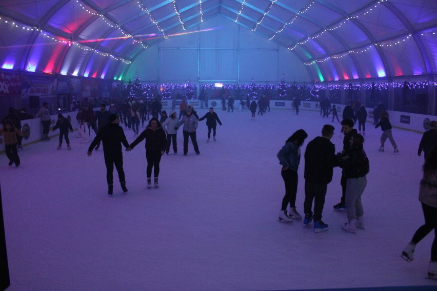Wyjątkowo udane Ice Party na Lodowisku w Szwajcarii Bałtowskiej. Były największe hity i pokaz laserów