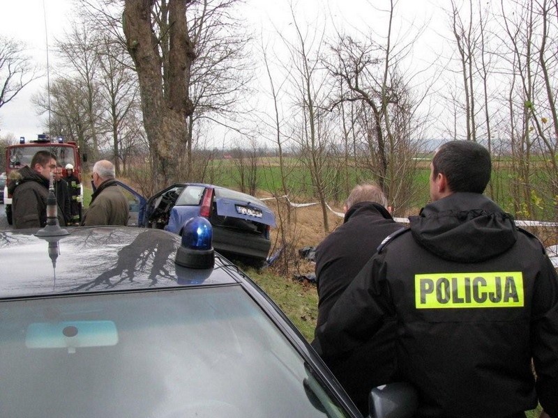 Tuz przed Nową Wsią Leborską na prostym odcinku drogi fiat...