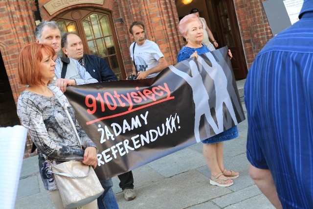 Na Rynku Staromiejskim w Toruniu odbył się dziś zapowiadany w "Nowościach" protest przeciwników reformy oświatowej pod hasłem "Lekcja demokracji". Manifestanci domagali się rozpisania referendum oświatowego.Czytaj też: Oświatowy protest w Toruniu