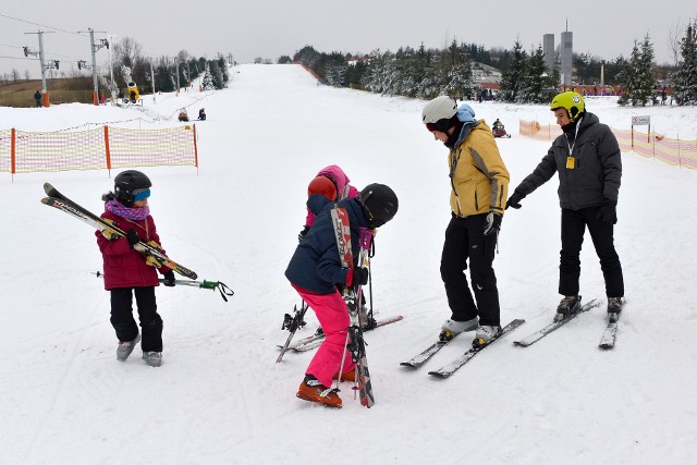 Pierwsi narciarze, którzy wypróbowali wczoraj stok w Krajnie, byli zadowoleni i chwalili jego przygotowanie. Większość miłośników nart przyjechało na nich szusować ze stołecznej Warszawy.