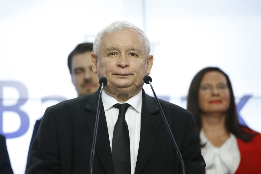 Kiedy Jarosław Kaczyński wyjdzie ze szpitala? Operacja kolana trwa podejrzanie długo. Jaki jest prawdziwy stan zdrowia prezesa PiS?