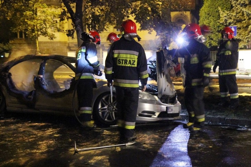 Wrocław: Luksusowy mercedes spłonął doszczętnie. To podpalenie? (ZDJĘCIA)