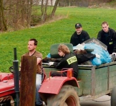 Worki ze śmieciami wywożono traktorem FOT. ARCHIWUM