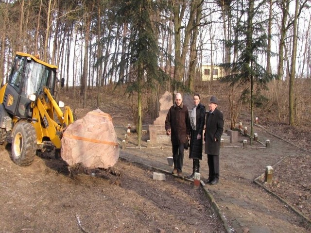 W minionym tygodniu na teren cmentarza żydowskiego przywieziono już kamień ofiarowany przez mieszkańców Samoklęsk Małych. Obok stoją działacze towarzystwa: prezes Mirosław Rzeszowski, wiceprezes Kamila Czechowska  i Kazimierz Mendyk