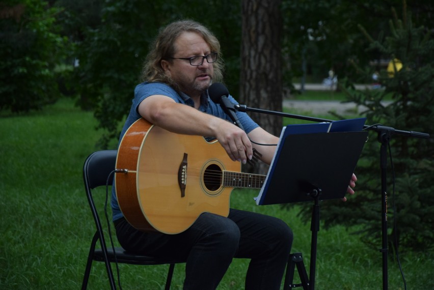 Recital Grzegorza Kucharzewskiego w parku miejskim 