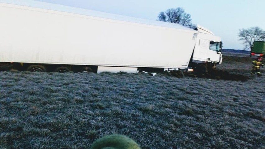 Gniazdowo. Wypadek na drodze wojewódzkiej nr 677. Ciężarówka wpadła do rowu. Ranny kierowca [ZDJĘCIA]