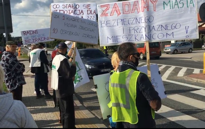 Protest w Busku-Zdroju. Grupa mieszkańców blokowała drogę krajową numer 73. O co poszło? ZAPIS TRANSMISJI, ZDJĘCIA