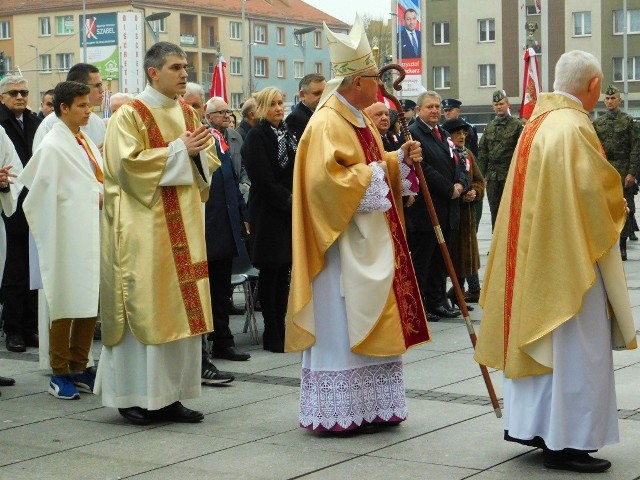 Pierwszym punktem niedzielnych uroczystości z okazji 100-lecia odzyskania przez Polskę niepodległości była polowa msza św. w intencji ojczyzny, która odbyła się na Rynku Staromiejskim.Zobacz także Koszalin: Capstrzyk z okazji 100-lecia Niepodległości