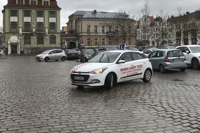 Plac Zwycięstwa zagadką dla kierowców. Trzeba uważać na tych z prawej