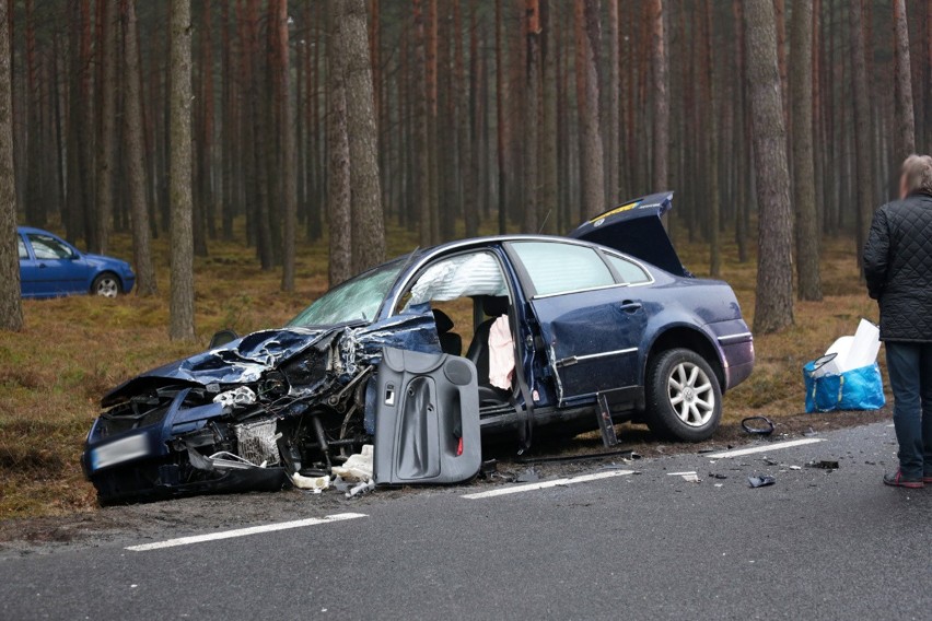 Wypadek na trasie śmierci. Zderzyły się volkswagen i opel (zdjęcia)