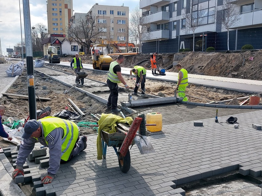 Po wschodniej stronie ulic Kujawskiej trwa układanie kostki...