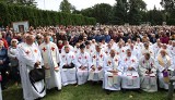 Prawie 4 tysiące osób i ponad stu kapłanów uczestniczyło w XV Diecezjalnej Pielgrzymce Róż Żywego Różańca do Archiopactwa w Jędrzejowie