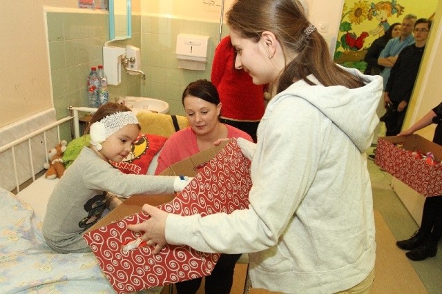 Mała Oliwia ucieszyła się z prezentu, który otrzymała od gimnazjalistów ze Starachowic. Na pewno umili pobyt w szpitalu.