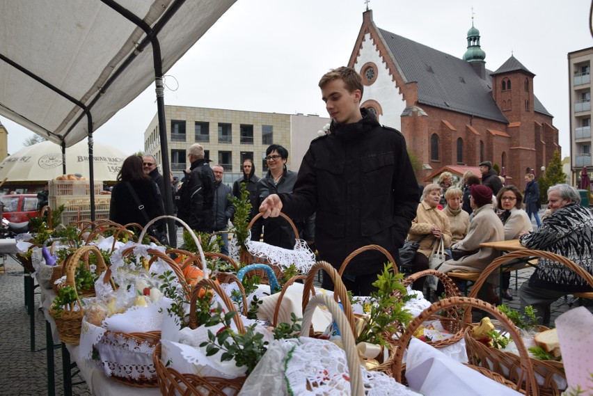 W Raciborzu poświęcono pokarmy i częstowano żurkiem