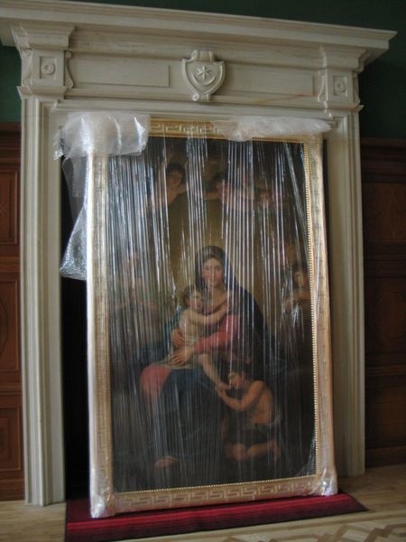 Obraz Madonny z Jezusem czeka na powieszenie w Sali Sejmowej Dzikowskiego Zamku do czasu, aż zakończy się ostateczny remont zamkowej kaplicy. Wtedy wróci na ścianę, na której wisiał przez ponad 140 lat.