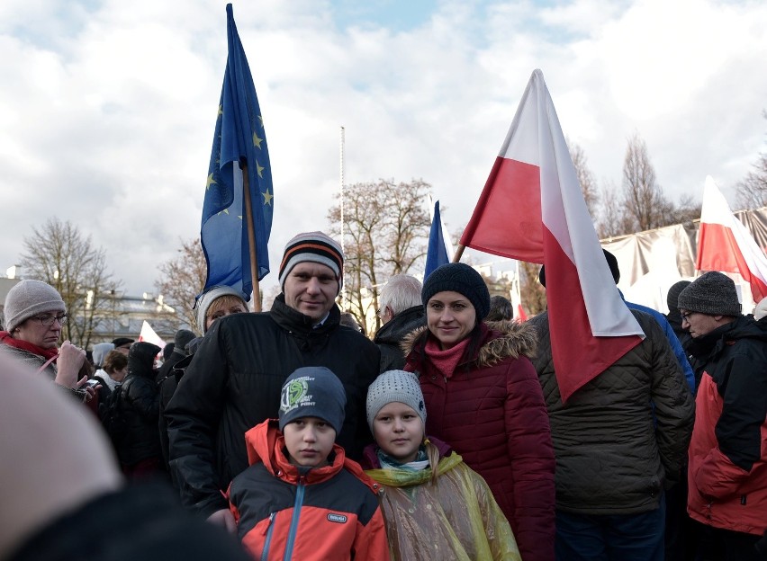 Plac Litewski. Manifestacja Komitetu Obrony Demokracji w Lublinie (ZDJĘCIA, WIDEO)