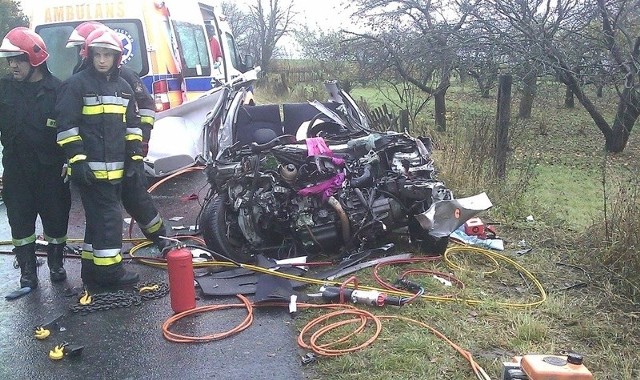 Trzy osoby, w tym 2-letnie dziecko zostały ranne w zderzeniu samochodu osobowego z ciężarówką, do jakiego doszło na drodze W-156 pomiędzy Lipianami a Jedlicami. 