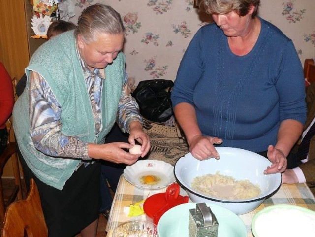 Receptura i wykonanie tego dania to specjalność Marianny (z lewej) i Wiesławy Pańczyk. Przepis jest prosty, ale wymaga staranności.