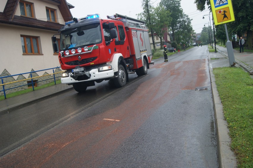 Bukowina Tatrzańska: Ogromna plama oleju w centrum wsi. Rozbiły się na niej dwa auta