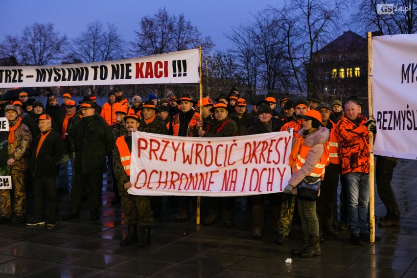 Szczecinianie protestują przeciw odstrzałowi dzików. "To barbarzyńskie rozporządzenie!" [ZDJĘCIA, WIDEO]