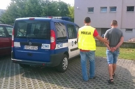 Kryminalni z Komendy Wojewódzkiej Policji w Bydgoszczy podejrzewali jednego z mężczyzn o działalność narkotykową. Swoje przypuszczenia chcieli potwierdzić w poniedziałkowy wieczór. Około godziny 19.30 29-latek czekał na pętli autobusowej na bydgoskim Błoniu na kolejny odjazd. Policjanci zatrzymali mężczyznę. W torbie, którą trzymał znaleźli trzy pakunki, wypełnione różnymi substancjami. W jednym z nich był biały proszek, w drugim 200 gramów suszu roślinnego,, a w trzecim 100 gramów białych kryształków.Pierwszy z worków został już przebadany w policyjnym laboratorium. Wynika z tego, że jest to amfetamina o wadze 1,1 kilogramów. Pozostałe substancje są w trakcie ekspertyzy.Dalej sprawą zajmują się policjanci z komisariatu na Błoniu. Materiał dowodowy pozwolił na przedstawienie 29-latkowi zarzutu posiadania znacznej ilości posiadania narkotyków.Dzisiaj mężczyzna został doprowadzony do prokuratury. Funkcjonariusze wnioskują o jego tymczasowe, 2-miesięczne aresztowanie. Za posiadanie znacznej ilości środków odurzających grozi mu do 10 lat więzienia.