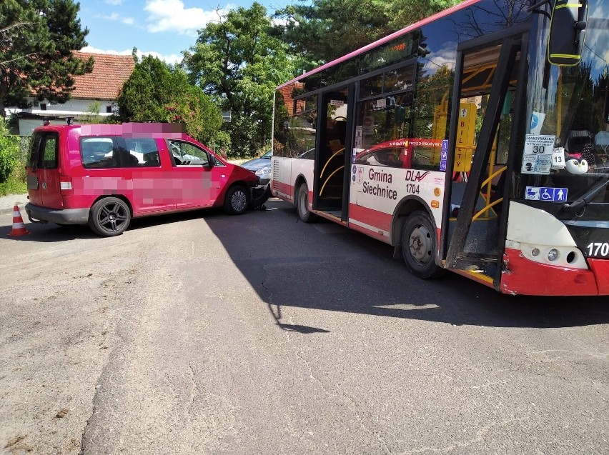 Wypadek podmiejskiego autobusu. Kobieta w ciąży w szpitalu (ZDJĘCIA)