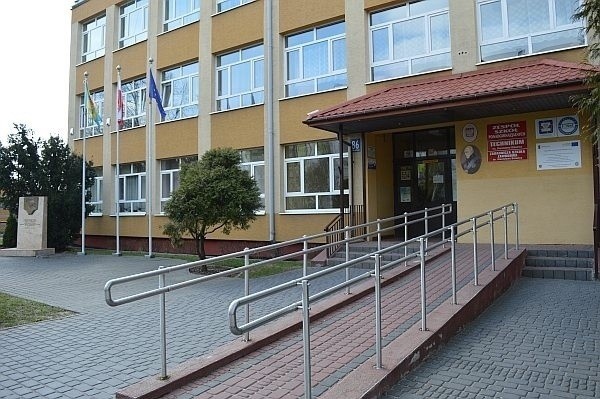 W planach jest między innymi malowanie elewacji siedziby Zespołu Szkół Ponadpodstawowych w Białobrzegach. Będzie też wymienany dach na sali gimnastycznej i remonty sal lekcyjnych.