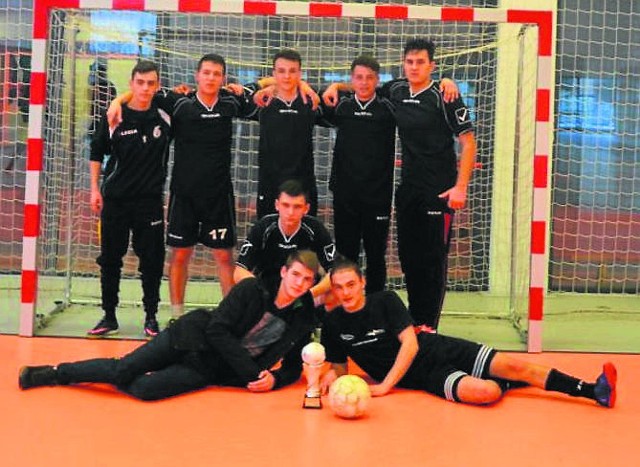 Najlepszą drużyna w Turnieju Piłki Halowej o Puchar Wójta Gminy Klwów okazała się drużyna z Kadzi Doły.