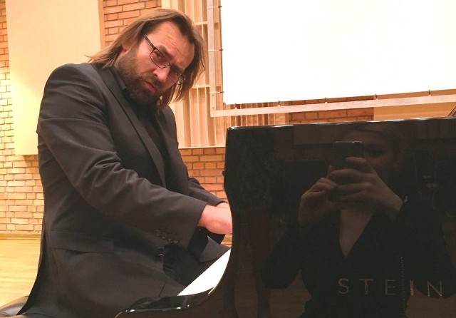 Przemek Raminiak – pianista, kompozytor, aranżer - gra muzykę improwizowaną, łączy gatunki