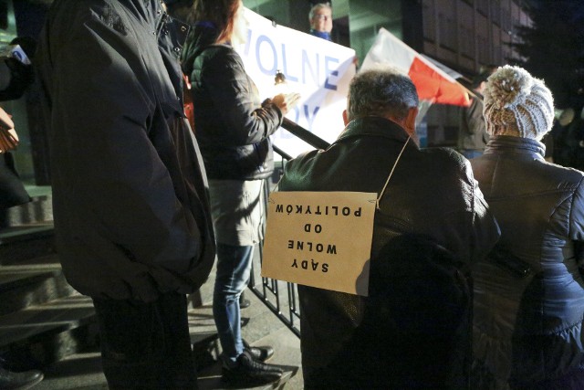 Komitet Obrony Demokracji w ponad 80 miastach w Polsce zorganizował protesty pod sądami. Białystok był jednym z nich. Kilkadziesiąt osób pojawiło się przed sądem przy ul. Mickiewicza. Frekwencja nie była tak wysoka jak podczas pikiet lipcowych.