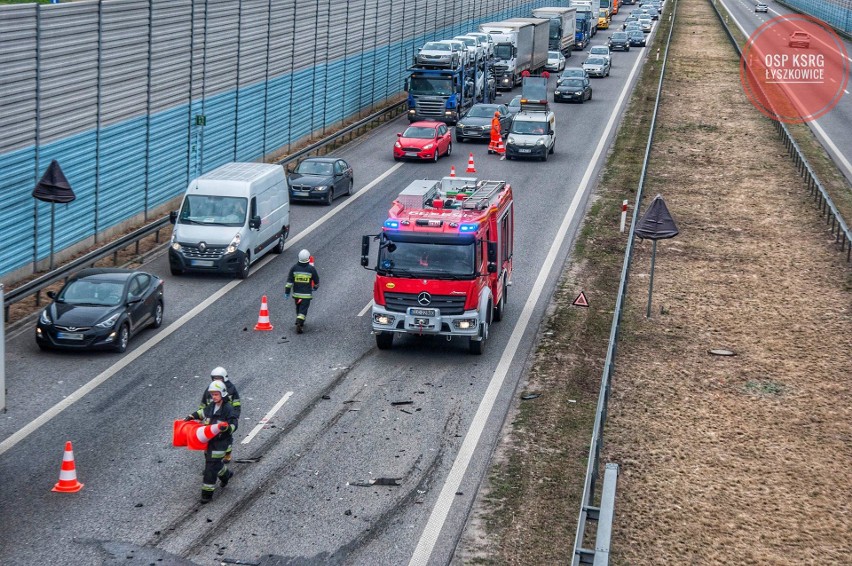 Wypadek na A2 pod Łowiczem. Zderzenie 4 samochodów