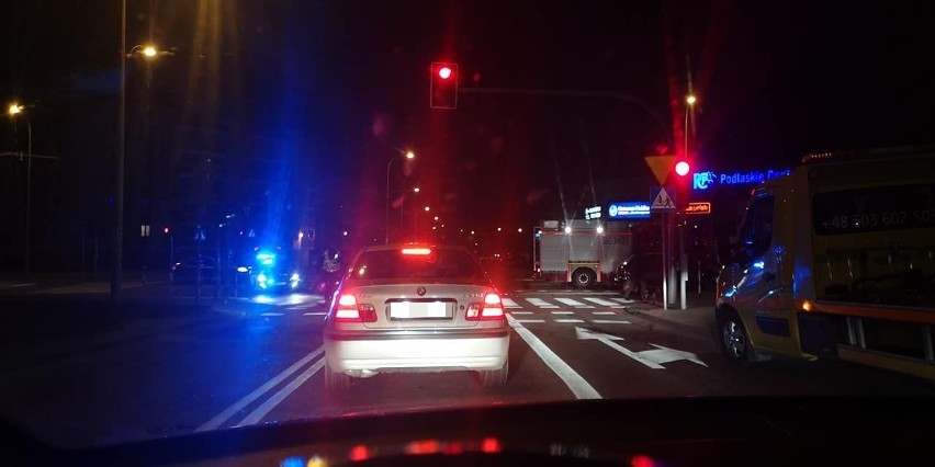 Białystok. Wypadek na skrzyżowaniu Swobodnej i Kołłątaja. Citroen zderzył się z renault. Jedna osoba ranna [ZDJĘCIA]