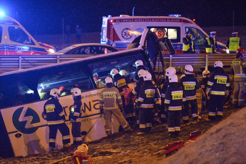 Wypadek autokaru na podkarpackim odcinku autostrady A4. GDDKiA: droga była mokra, postawimy dodatkowe znaki