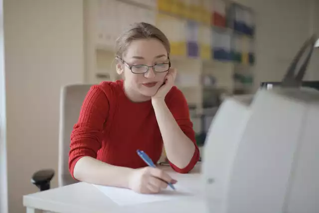 Zatrudnienie cudzoziemca często łączy się ze skomplikowanymi procedurami. Pracodawcy muszą wnioskować o zezwolenie na pracę dla kandydata.  Podpowiadamy, o co konkretnie trzeba się starać i gdzie załatwić formalności.