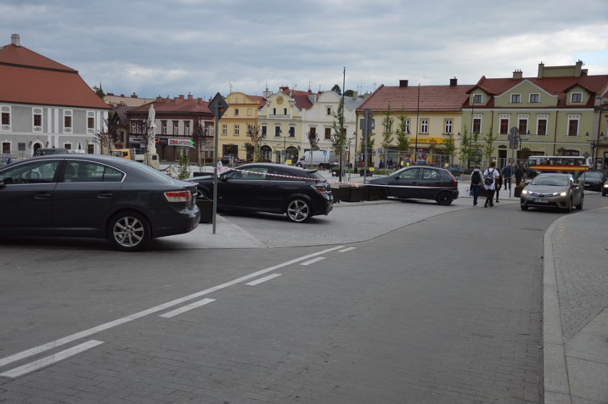 Nowe kwietniki wzdłuż odnowionych ulic i oryginalny...