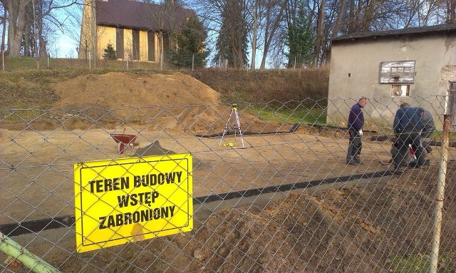 Rozpoczęły się prace przy budowie placu zabaw koło Zespołu Szkół w Dretyniu.