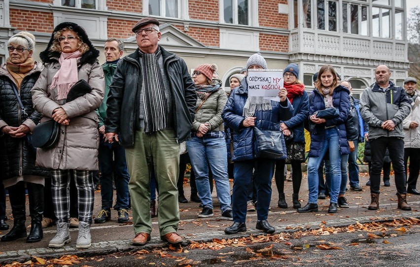 Protest w sprawie abp. Sławoja Leszka Głódzia. Wierni przyszli pod siedzibę gdańskiej kurii z transparentami "Odzyskajmy nasz Kościół"