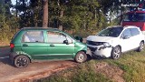 Wypadek na Alei Jana Pawła II w Żorach. Czołowe zderzenie peugeota z daewoo. 50-latka podczas wyprzedzania uderzyła w auto z naprzeciwka