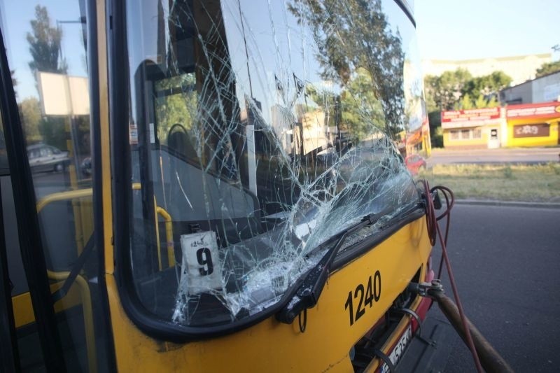 Autobus MPK uderzył w holujący go pojazd. Zawinił kierowca forda? [ZDJĘCIA]