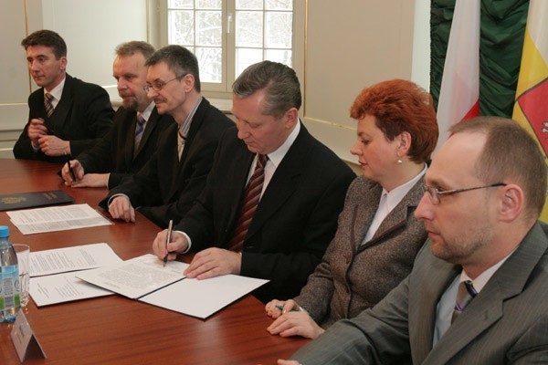 Deklarację Podlaską podpisali (od lewej): Wojciech Żukowski, wojewoda lubelski, Grzegorz Banaś, wojewoda świętokrzyski, Jan Dobrzyński, wojewoda podlaski, Ewa Draus, wojewoda podkarpacki i Adam Supeł, wojewoda warmińsko-mazurski. W spotkaniu uczestniczył też  Wiesław Kamieński,  pełnomocnik premiera do spraw regionów Polski Wschodniej (trzeci z lewej).