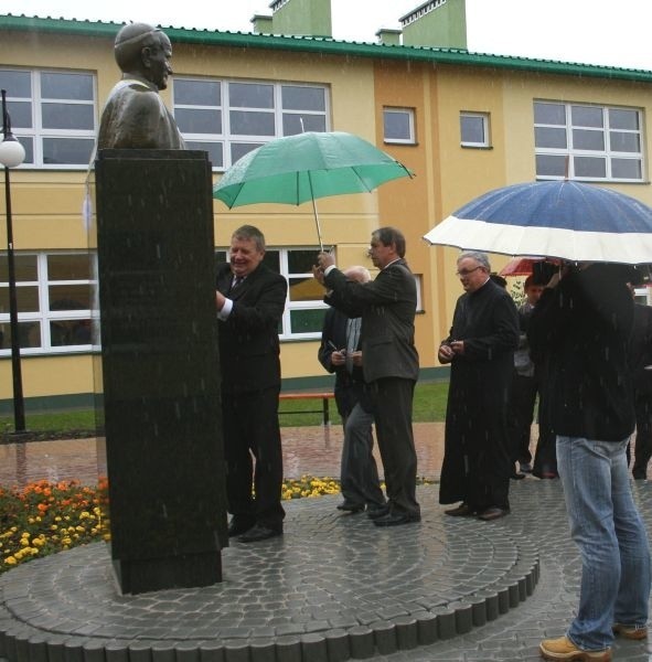 W Pysznicy czekano dziewięć lat na nowy budynek Zespołu Szkół. Wójt Tadeusz Bąk (pierwszy od lewej) odsłonił stojące przed nową szkołą popiersie jej patrona, Jana Pawła II. 