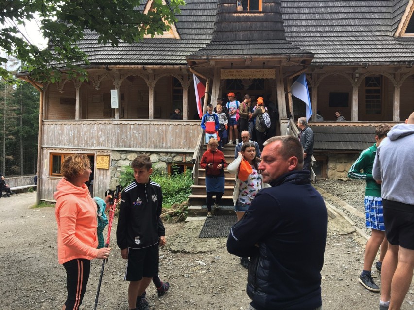 Tatry. Turystów na górskich szlakach jest sporo, ale tłumów (na szczęście) nie spotkamy