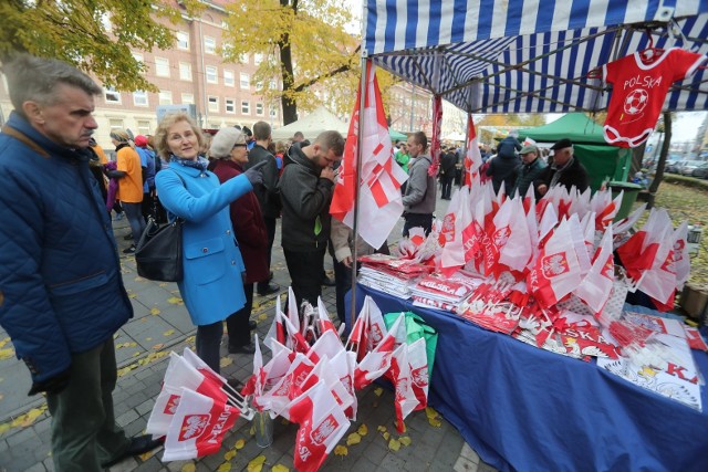 W ramach kampanii „Codziennie Polskę tworzyMY” na Alei Kwiatowej odbył się Jarmark Niepodległościowy. W czasie jarmarku można było uczestniczyć w zabawach i warsztatach dla najmłodszych, nie zabrakło konkursów czy koncertów. Wydarzenie było okazją do radosnego, obywatelskiego, szczecińskiego świętowania tego ważnego w historii Polski dnia. Organizatorzy wspólnie z najmłodszymi spojrzeli w przyszłość i zastanowili się, jak Polska i Szczecin będą wyglądały za kolejne 100, 200, 300 lat…Zobacz także: 8. Szczeciński Marsz Niepodległości