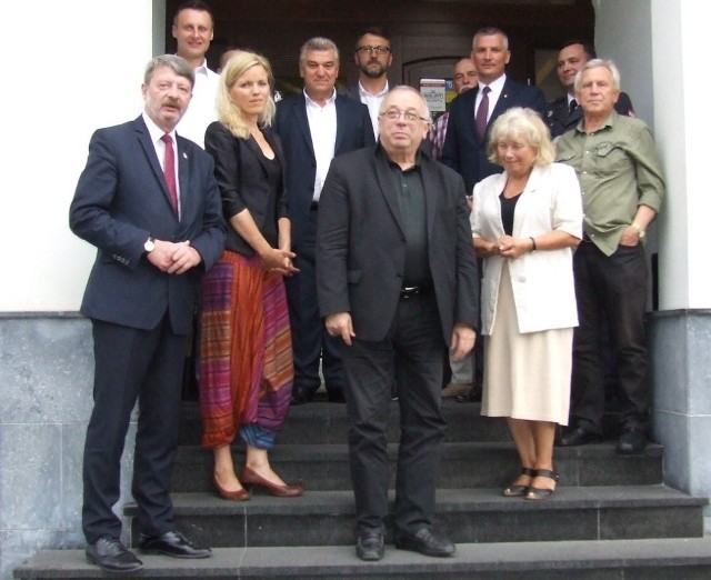 Członkowie Kolegium Odbudowy Zamku Królewskiego w Radomiu z naukowcami, profesorami Andrzejem Kadłuczką i Marią Lewicką (na pierwszym planie z prawej).