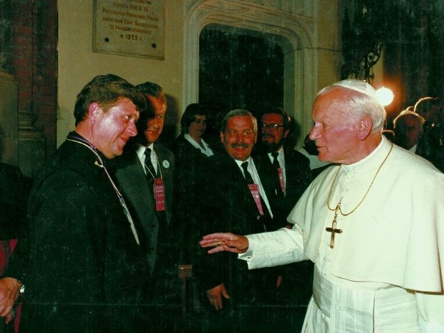 Jan Paweł II w białostockiej katedrze. Od lewej: ks. Wojciech Pełkowski (już nie żyje), Stanisław Marczuk, Lech Rutkowski, Stanisław Prutis.