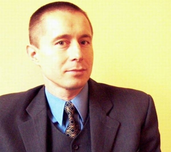 Roman Siemiński jest bezpartyjny. Pochodzi z Cybinki i mieszka na terenie tej gminy.